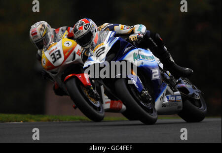 La Gran Bretagna Leon Camier (a destra) combatte con Tommy Hill durante i Campionati MCE Insurance British Superbike a Oulton Park, Cheshire. Foto Stock