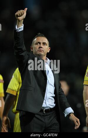 Calcio - Coca-Cola Football League Two - Notts County / Torquay United - Meadow Lane. Il manager del Torquay United Paul Buckle dà i pollici ai tifosi lontani dopo il fischio finale Foto Stock