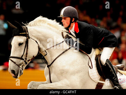 Equestre - spettacolo del cavallo dell'anno 2009 - giorno cinque - NEC di Birmingham. Il ben Maher della Gran Bretagna su Wonder Boy III viene secondo nel ponticello principale dell'anno dello spettacolo dell'HOYS alla LG Arena, NEC, Birmingham. Foto Stock