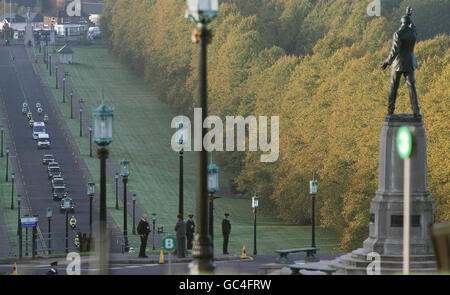 Il Segretario DI Stato AMERICANO Hillary Clinton sulla strada per il Castello di Stormont a Belfast. Foto Stock