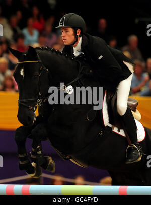 Equestre - spettacolo del cavallo dell'anno 2009 - giorno cinque - NEC di Birmingham. Lo Scott della Gran Bretagna si è impresso su Intertoy Z nel salone dell'anno HOYS Leading Show, al NEC di Birmingham. Foto Stock