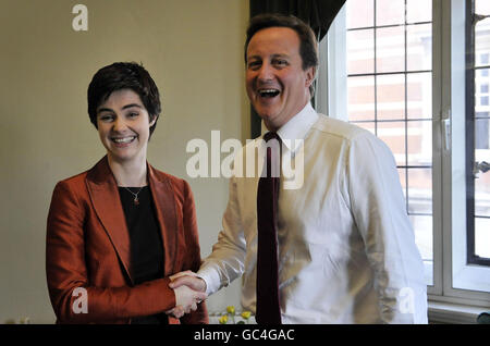 Chloe Smith, il deputato conservatore recentemente eletto per Norwich North, che oggi sarà giurato come deputato della Camera dei Comuni, incontra il leader del Partito conservatore David Cameron nel suo ufficio a Westminster, Londra. Foto Stock