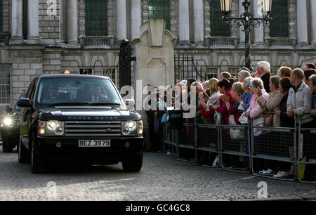 Le folle si riuniscono per dare un'occhiata al Segretario di Stato americano Hillary Clinton dopo aver svelato una targa alla riapertura ufficiale del Municipio di Belfast. Foto Stock