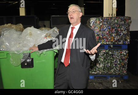 Il Segretario per l'ambiente Hilary Benn durante una visita al centro espositivo Earl's Court di Londra per vedere i suoi nuovi e aggiornati impianti di riciclaggio. Foto Stock