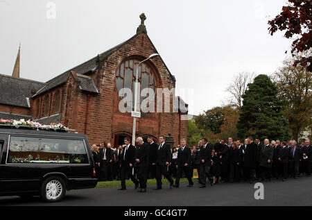 I lutto seguono la bara di neve Lafferty mentre lascia la Chiesa cattolica di San Giuseppe a Helensburgh, Scozia, dove si sono riuniti i lutto per i funerali della ragazza di 15 anni che è saltata dal ponte Erskine alla sua morte in un apparente patto di suicidio insieme a Georgia Rowe, 14, all'inizio di questo mese. Foto Stock