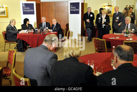 La gente arriva a incontrare la commissione d'inchiesta irachena di (in alto a sinistra a destra) Sir Martin Gilbert, Baronessa Usha Prashar di Runnymede, Sir John Chilcot, Sir Lawrence Freedman e Sir Roderic Lyne, a Londra durante il primo di una serie di incontri con famiglie e veterani iracheni. Foto Stock