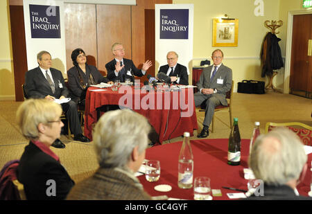 Sir John Chilcot (centro) e la commissione d'inchiesta irachena di (da sinistra a destra) Sir Martin Gilbert, Baronessa Usha Prashar di Runnymede, Sir Lawrence Freedman e Sir Roderic Lyne, a Londra durante il primo di una serie di incontri con famiglie in lutto e veterani iracheni. Foto Stock