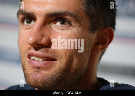Il capitano dell'Irlanda del Nord Aaron Hughes durante una conferenza stampa al Corinthia Hotel, Praga. Foto Stock