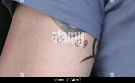 Primo piano del tatuaggio sui membri del braccio di Ronan Keating che mostra il numero '76 09' come tributo al suo compagno di band Stephen Gately, morto la scorsa settimana. PREMERE ASSOCIAZIONE foto. Data immagine: Venerdì 16 ottobre 2009. Vedi PA storia MORTE Gately Tattoo. Il credito fotografico dovrebbe essere: Carmen Valino/PA Wire Foto Stock