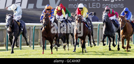 Steele Tango guidato da Liam Keniry (seconda a sinistra) continua a vincere la Thurlow Nunn Standen Darley Stakes durante il Champions Meeting all'ippodromo di Newmarket. Foto Stock