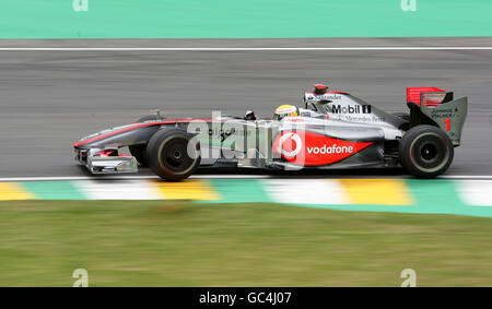 McLaren's Lewis Hamilton durante la prima sessione di prove durante la giornata di prove a Interlagos, San Paolo. Foto Stock