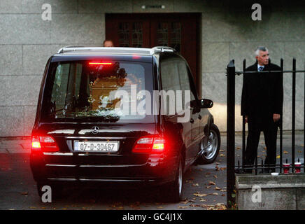 La bara di Stephen Gatley arriva ai Direttori funebri di Jennings nell'area di Siviglia Place, davanti a una veglia di preghiera privata nella chiesa di San Laurence o'Toole questa sera. Foto Stock