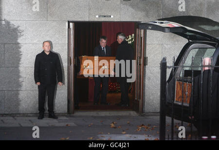 La bara di Stephen Gatley arriva ai Direttori funebri di Jennings nell'area di Siviglia Place, davanti a una veglia di preghiera privata nella chiesa di San Laurence o'Toole questa sera. Foto Stock