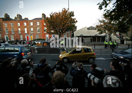 La bara di Stephen Gatley arriva ai Direttori funebri di Jennings nell'area di Siviglia Place, davanti a una veglia di preghiera privata nella chiesa di San Laurence o'Toole questa sera. Foto Stock