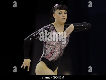 Great Britain's Rebecca Wing on floor durante la finale individuale femminile durante i Campionati del mondo di ginnastica all'O2 Arena di Londra. Foto Stock