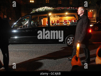 Stephen Gately muore. La bara di Stephen Gately viene condotta nella chiesa di St Laurence o'Toole a Dublino. Foto Stock