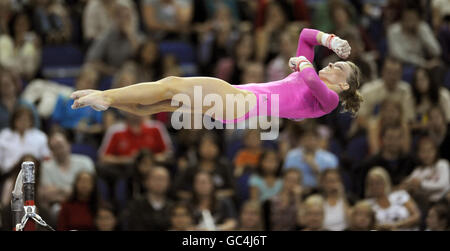 USA's Bridget Sloan compete sulle sbarre non-pari durante la finale individuale della Donna All Round durante i Campionati del mondo di ginnastica alla O2 Arena di Londra. Foto Stock