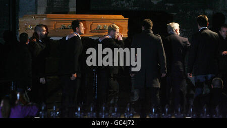 La bara di Stephen Gatley è portata nella chiesa parrocchiale di St. Laurence o'Toole a Dublino per un servizio privato da parte dei membri della band Boyzone Shane Lynch (a sinistra) e Ronan Keating (a destra). Foto Stock
