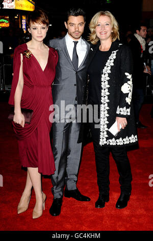 (Da sinistra a destra) Carey Mulligan, Dominic Cooper ed Emma Thompson arrivano alla prima di un'Educazione, durante il London Film Festival, al cinema Vue West End di Leicester Square, Londra. Foto Stock