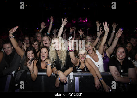 La folla prima di Robbie Williams ha suonato sul palco alla BBC Electric Proms, presso la Roundhouse di Camden, Londra. Foto Stock