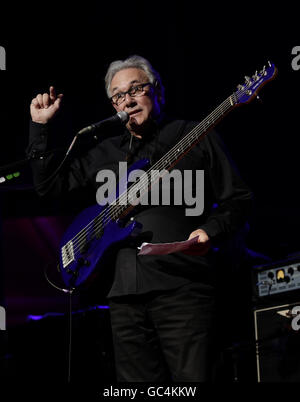 Trevor Horne sul palco davanti a Robbie Williams suona alla BBC Electric Proms, presso la Roundhouse di Camden, Londra. PREMERE ASSOCIAZIONE foto. Data foto: Martedì 20 ottobre 2009. Guarda la storia di PA SHOWBIZ Robbie. Il credito fotografico dovrebbe leggere: Yui Mok/PA filo Foto Stock