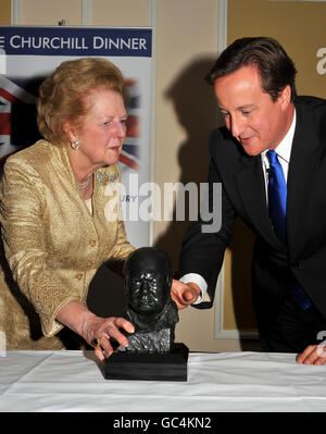 La Thatcher riceve Churchill Centre Award per la saggezza politica Foto Stock