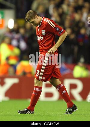 Steven Gerrard di Liverpool si spegne espulso quando viene sostituito Foto Stock