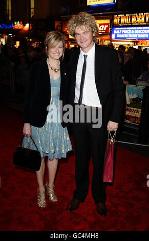 Simon Farnaby e la fidanzata Kerry (cognome sconosciuto) arrivano per la prima del nuovo film Bunny and the Bull al cinema Vue West End di Londra. Foto Stock