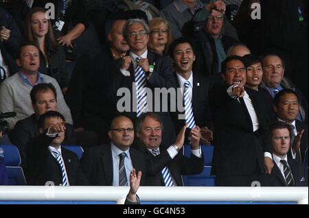 Il presidente della città di Birmingham Vico Hui (a sinistra), il vicepresidente Peter Pannu (seconda a sinistra), il vicepresidente Sammy Yu (in alto al centro) e il proprietario Carson Yeung (a destra) negli stand dello stadio di St Andrews Foto Stock