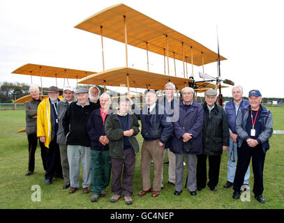 I volontari del Museo della Scienza e dell'industria di Manchester che costruì il triplano a RAF Woodvale, Formby, Liverpool. Foto Stock