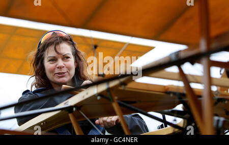 Il pilota Judy Leden si trova nel triplano costruito da volontari del Museo della Scienza e dell'industria di Manchester utilizzando i piani originali utilizzati da Alliott Verdon-Roe, presso la RAF Woodvale, Formby, Liverpool. Foto Stock