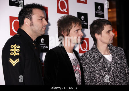 Muse, (da sinistra a destra) Chris Wolstenholme, Dom Howard e Matt Bellamy in arrivo per i Q Awards, presso la Grosvenor House nel centro di Londra. Foto Stock