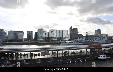 Una vista generale dello skyline della riva sud del Tamigi a Londra, dove deve essere costruito lo Shard, dalla riva nord tra il Tower Bridge e Cannon Street e (in basso) il luogo da cui è stata scattata la foto. Foto Stock