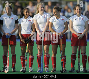 Hockey - International Challenge Match - Gran Bretagna / Argentina - Reading Hockey Club. La squadra delle donne della Gran Bretagna sta durante l'inno nazionale Foto Stock