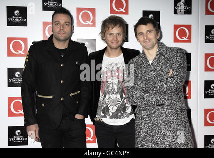 (Da sinistra a destra) Christopher Wolstenholme, Dominic Howard e Matt Bellamy di Muse in arrivo per i Q Awards, dove hanno ricevuto il premio Best Act in the World Today, alla Grosvenor House nel centro di Londra. PREMERE ASSOCIAZIONE foto. Data foto: Lunedì 26 ottobre 2009. Il credito fotografico dovrebbe leggere: Yui Mok/PA filo Foto Stock