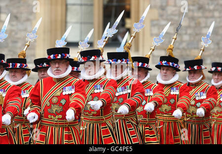 Yeoman della guardia prova nei terreni del Castello di Windsor in preparazione per la visita di Stato del Presidente della Repubblica dell'India Prathibha Devi Singh Patil e Dr Devisingh Ramsingh Shekhawat. Foto Stock