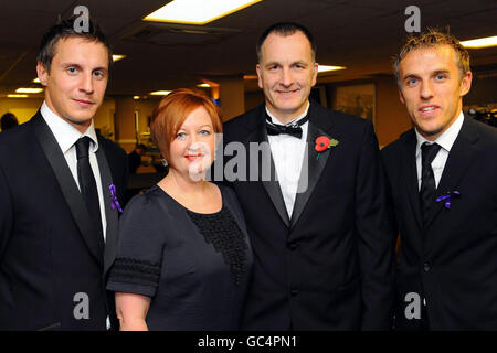 Melanie e Stephen Jones i genitori del ragazzo di scuola assassinato Rhys Jones con i calciatori di Everton Phil Jagielka (a sinistra) e Phil Neville (a destra) al Liverpool unites Charity Dinner al Goodison Park Stadium, Everton, Liverpool. Foto Stock