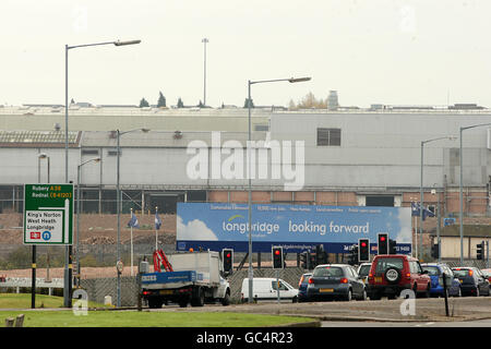 I vecchi edifici vengono disutilizzati o demoliti con il progredire del nuovo sviluppo presso lo stabilimento MG Rover a Longbridge, Birmingham Foto Stock