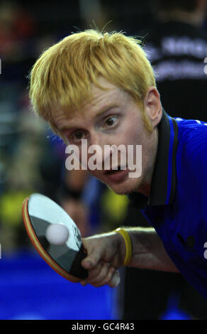 Ping-pong - Campionato Nazionale Inglese - Istituto Inglese di Sport - Sheffield. Il Gavin Rumgay della Scozia serve Foto Stock