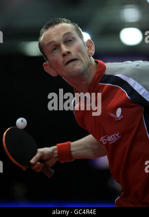 Ping-pong - Campionato Nazionale Inglese - Istituto Inglese di Sport - Sheffield. Serve Adam Robertson del Galles Foto Stock