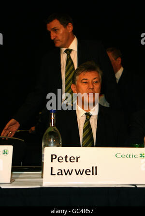 Il manager celtico Tony Mowbray prende posto accanto all'amministratore delegato Peter Lawwell (a destra) durante il Celtic Football Club AGM al Celtic Park di Glasgow. PREMERE ASSOCIAZIONE foto. Data foto: Venerdì 30 ottobre 2009. Il credito fotografico dovrebbe essere: Andrew Milligan/PA Wire. **SOLO PER USO EDITORIALE** il credito fotografico dovrebbe essere: PA/ Andrew Milligan Foto Stock