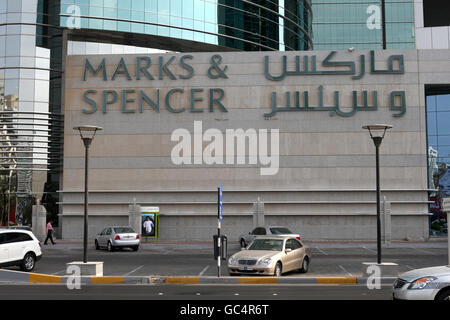 Vista generale di un cartello di marchi e Spencer ad Abu Dabi Foto Stock