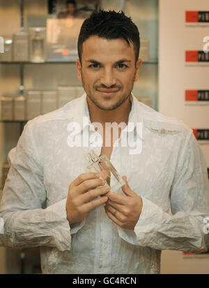 Peter Andre lancia oggi il suo nuovo profumo da donna 'incondizionato' in un negozio di cosmetici a Oxford Street di Londra. Foto Stock