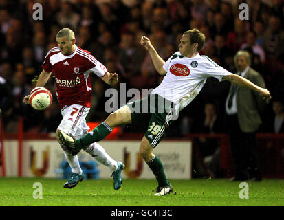 Mark Yeates di Middlesbrough e David Grey di Plymouth (a destra) combattono per la palla durante la partita del Coca-Cola Championship al Riverside Stadium di Middlesbrough. PREMERE ASSOCIAZIONE foto. Data immagine: Sabato 31 ottobre 2009. Vedi PA Story SOCCER Middlesbrough. Il credito fotografico dovrebbe essere: Cavo PA. RESTRIZIONI: L'uso è soggetto a limitazioni. Uso editoriale solo a meno che non sia stata preventivamente approvata per iscritto. L'utilizzo di nuovi supporti richiede la licenza di Football DataCo Ltd. Per le restrizioni complete, chiamare il numero 44 (0)1158 447447 o visitare il sito Web www.pressassociation.com/images/restrictions. Foto Stock