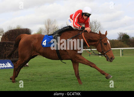 Corse di cavalli - Family Fun Day - Huntingdon Racecourse. Leader all'ultimo Haar guidato da Nick Schofield cade dal suo cavallo durante il Jockey Club Catering Macer Gifford handicap Steeple Chase Foto Stock