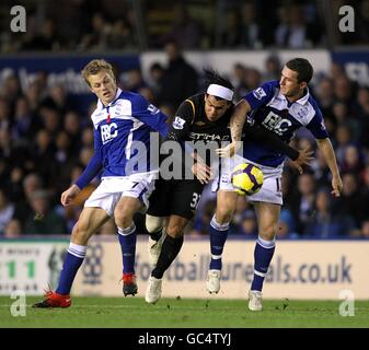 Carlos Tevez (centro) di Manchester City combatte per superare Birmingham Sebastian Larsson (a sinistra) e Barry Ferguson Foto Stock