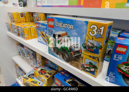 LEGO giocattoli in esposizione su scaffali in negozio di giocattoli - USA Foto Stock