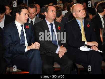 George Osborne (sinistra) e William Hague (destra) ascoltano il leader del Partito conservatore David Cameron parla al St Stephen's Club di Westminster, Londra, sul trattato UE recentemente ratificato. Foto Stock