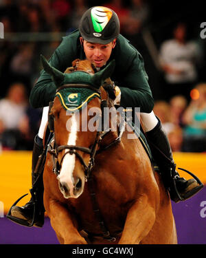 Equestre - spettacolo del cavallo dell'anno 2009 - giorno quattro - NEC di Birmingham. Il Cian o'Connor irlandese è in mostra durante la Phillip Billington Memorial Cup al Horse of the Year Show 2009 al NEC di Birmingham. Foto Stock