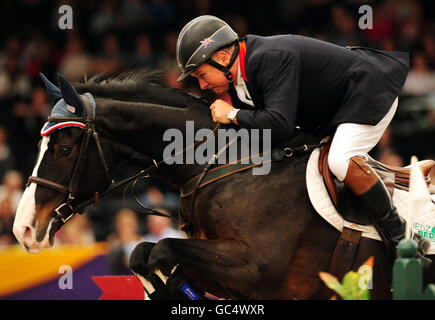 Great Britain's Geoff Billington su Pedro VI durante la Phillip Billington Memorial Cup al Horse of the Year Show 2009 al NEC di Birmingham. Foto Stock